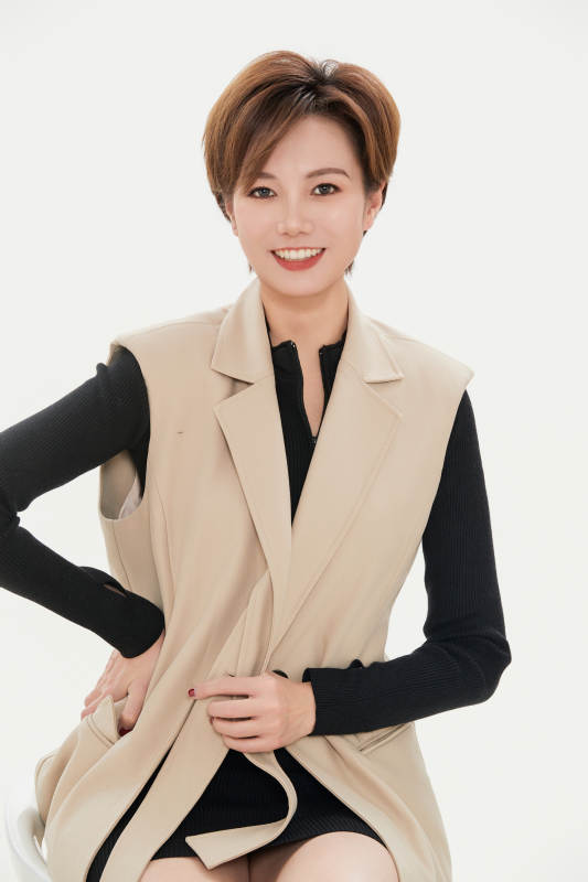 白色背景下的职场职业女性形象