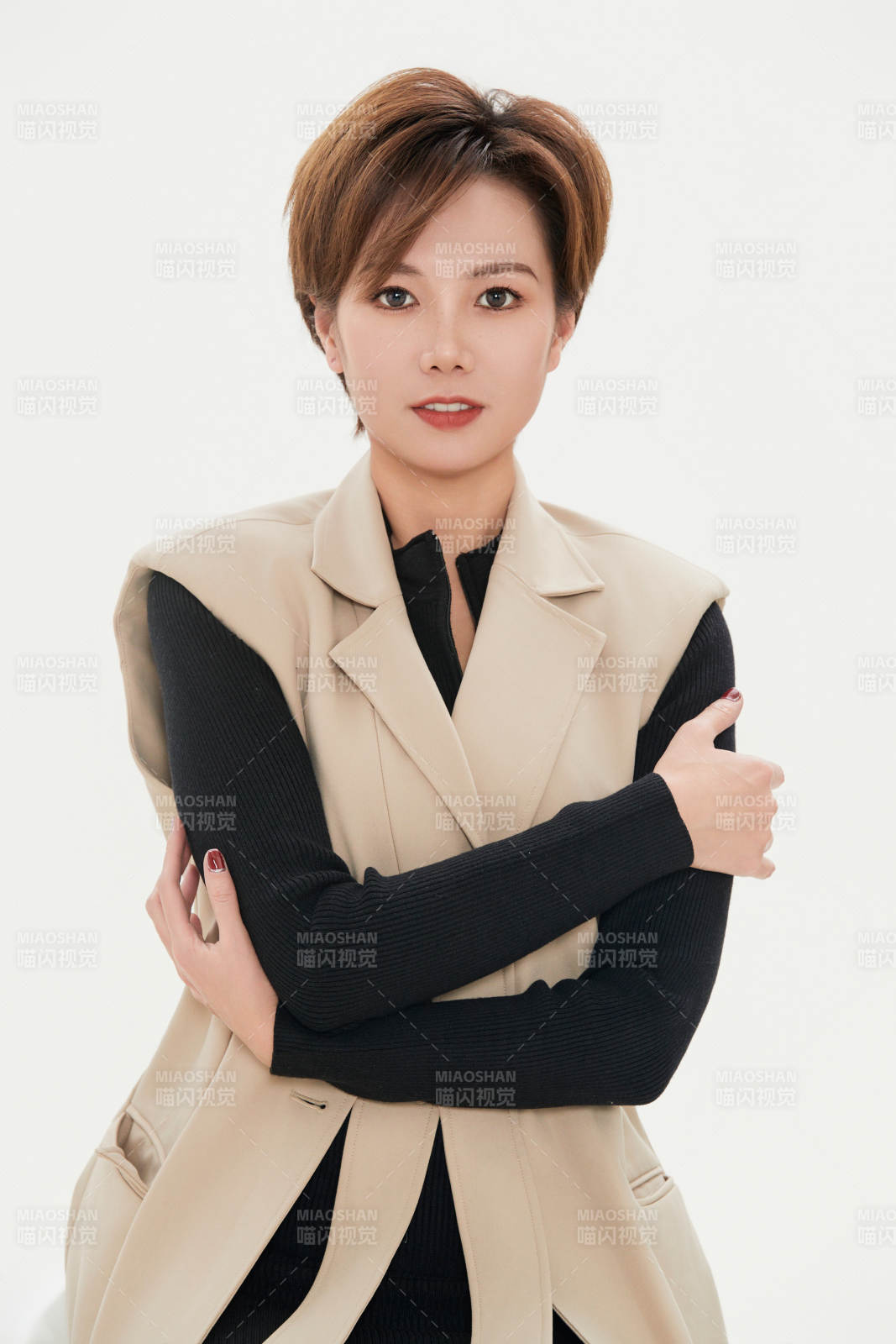 白色背景下的职场职业女性形象