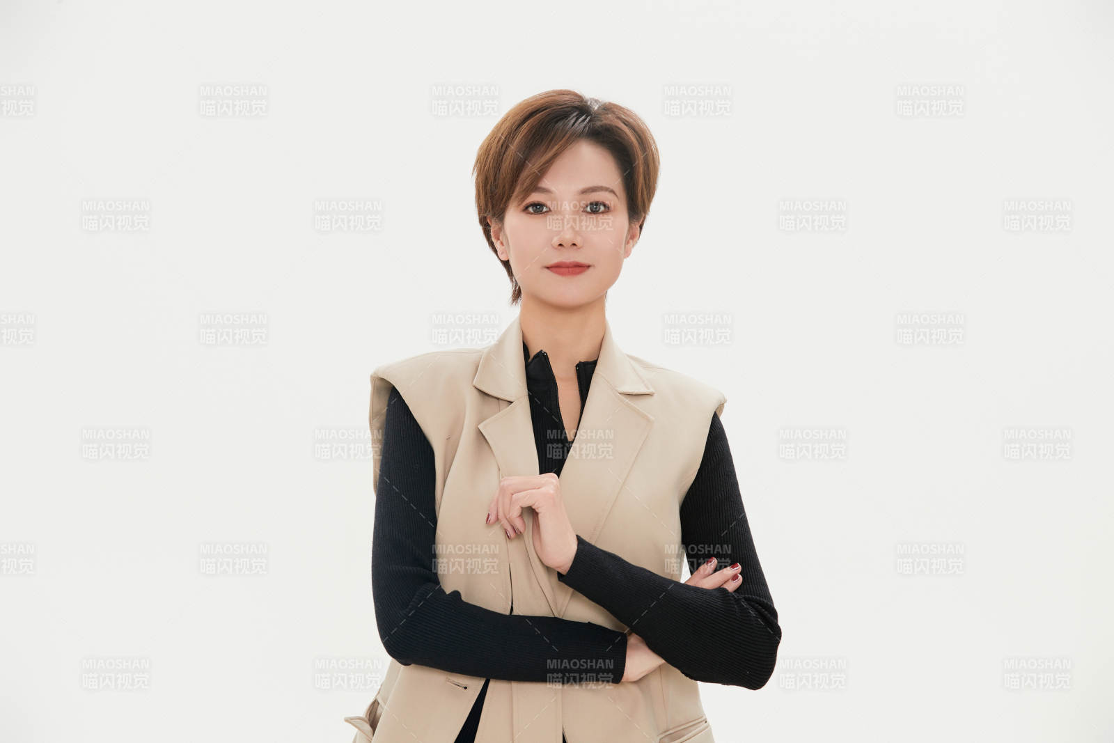 白色背景下的职场职业女性形象