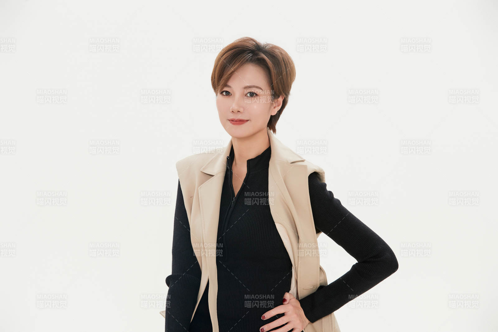 白色背景下的职场职业女性形象