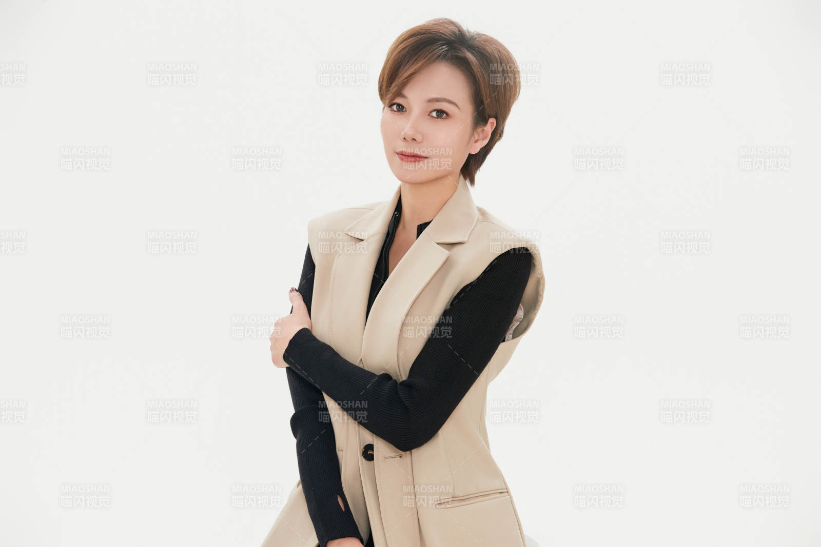 白色背景下的職場職業女性形象