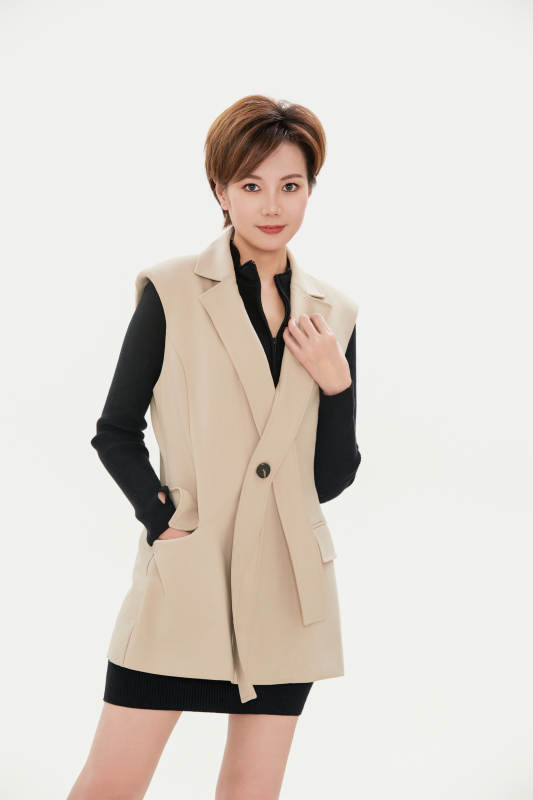 白色背景下的职场职业女性形象