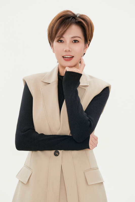 白色背景下的职场职业女性形象