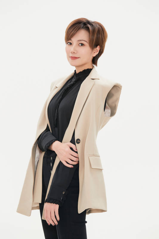 白色背景下的职场职业女性形象