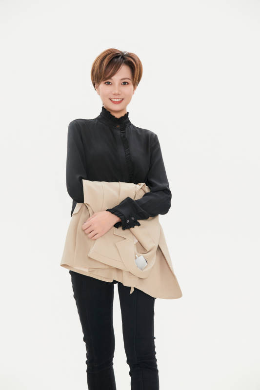 白色背景下的職場職業(yè)女性形象