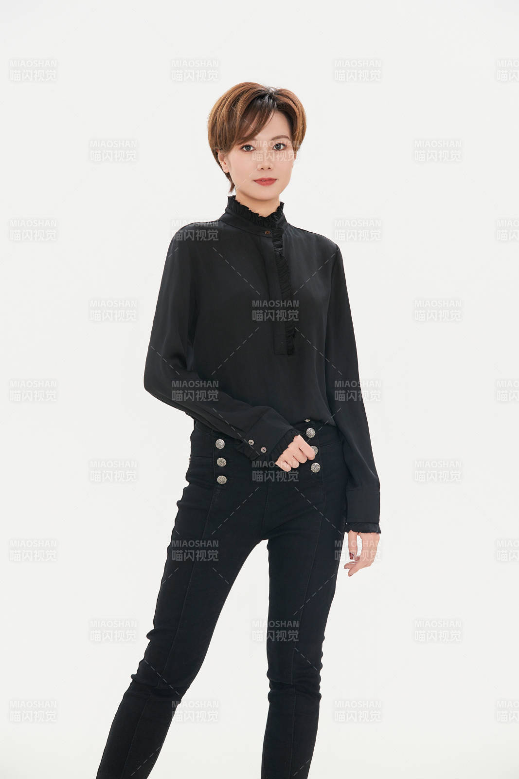 白色背景下的職場職業女性形象