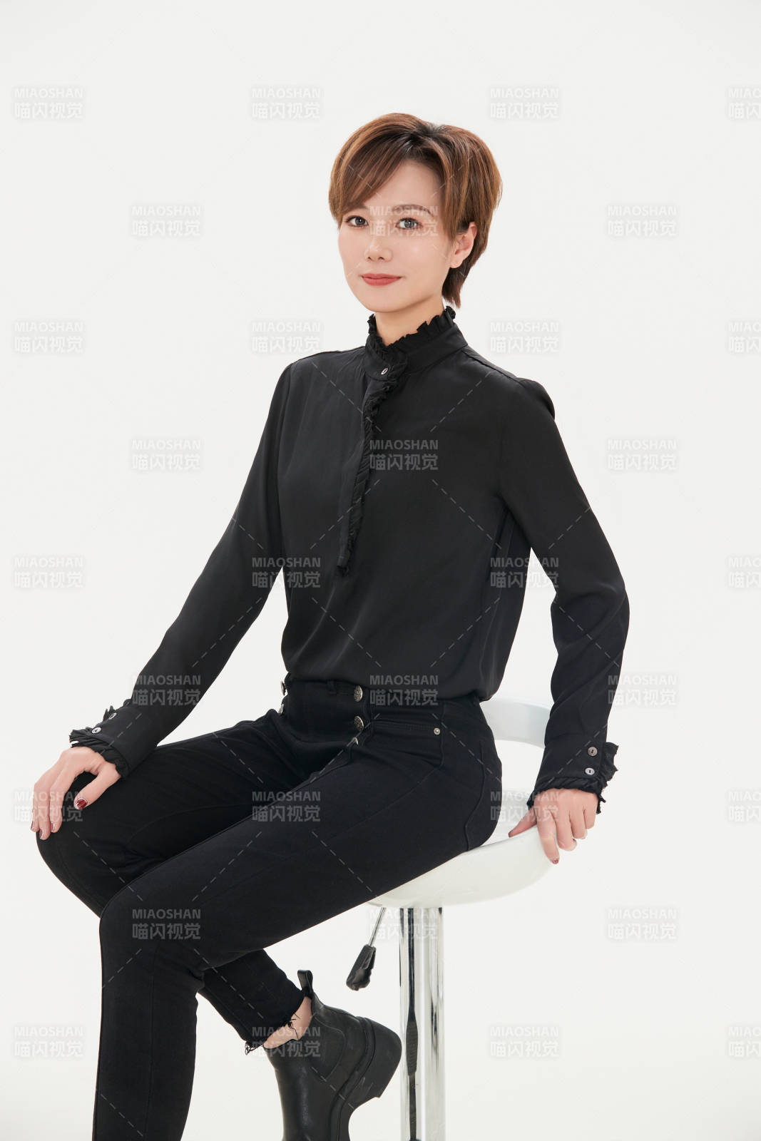 白色背景下的職場職業女性形象