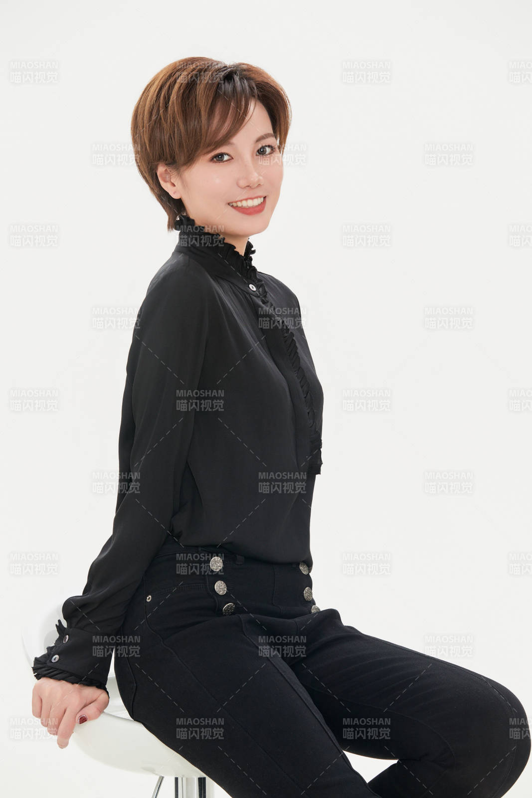 白色背景下的職場職業(yè)女性形象