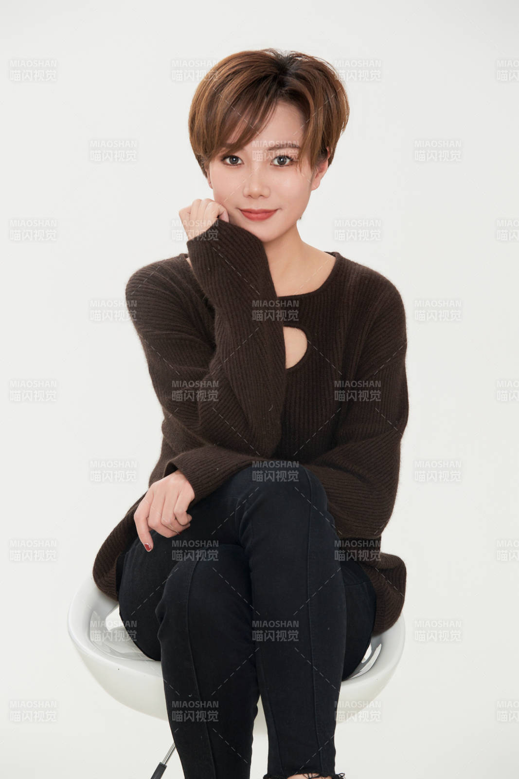 白色背景下的職場職業女性形象