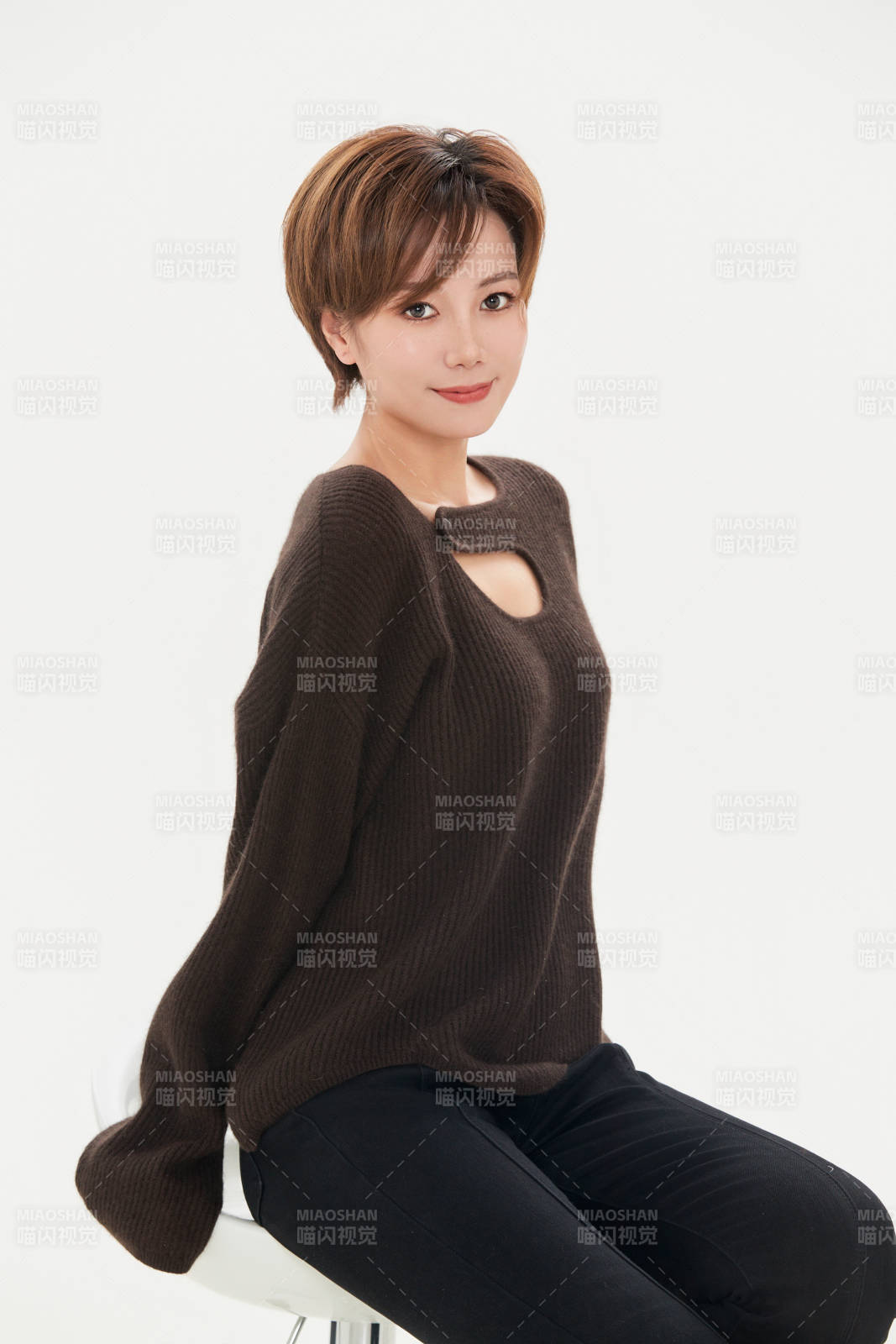 白色背景下的職場(chǎng)職業(yè)女性形象