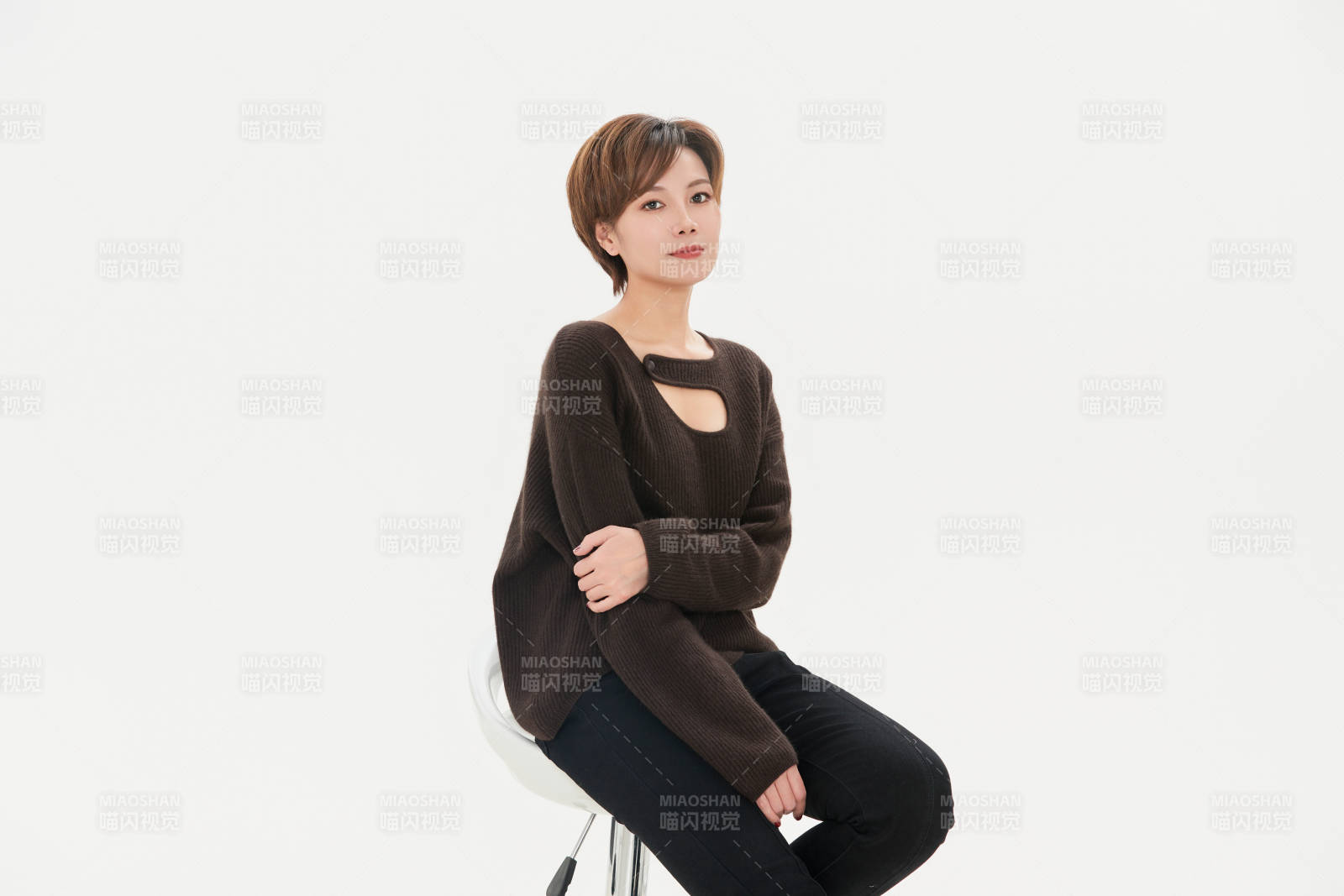 白色背景下的職場職業女性形象