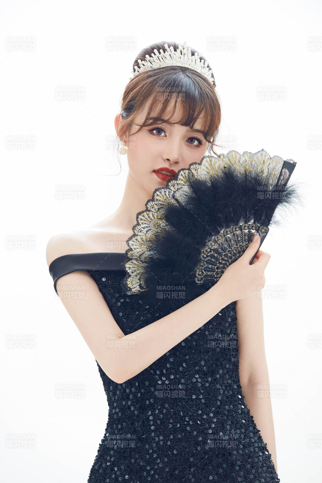 仿妝奧黛麗赫本風格妝容服飾的亞洲少女