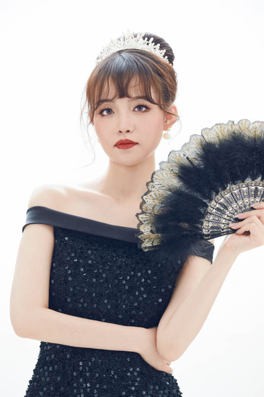 仿妆奥黛丽赫本风格妆容服饰的亚洲少女