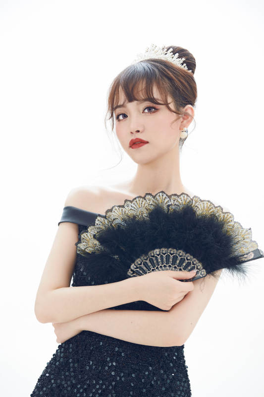 仿妝奧黛麗赫本風格妝容服飾的亞洲少女