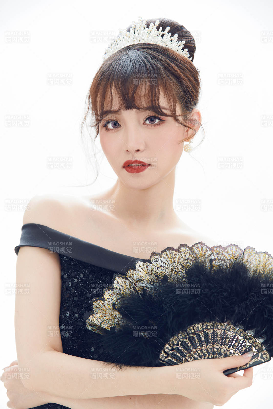 仿妆奥黛丽赫本风格妆容服饰的亚洲少女图片