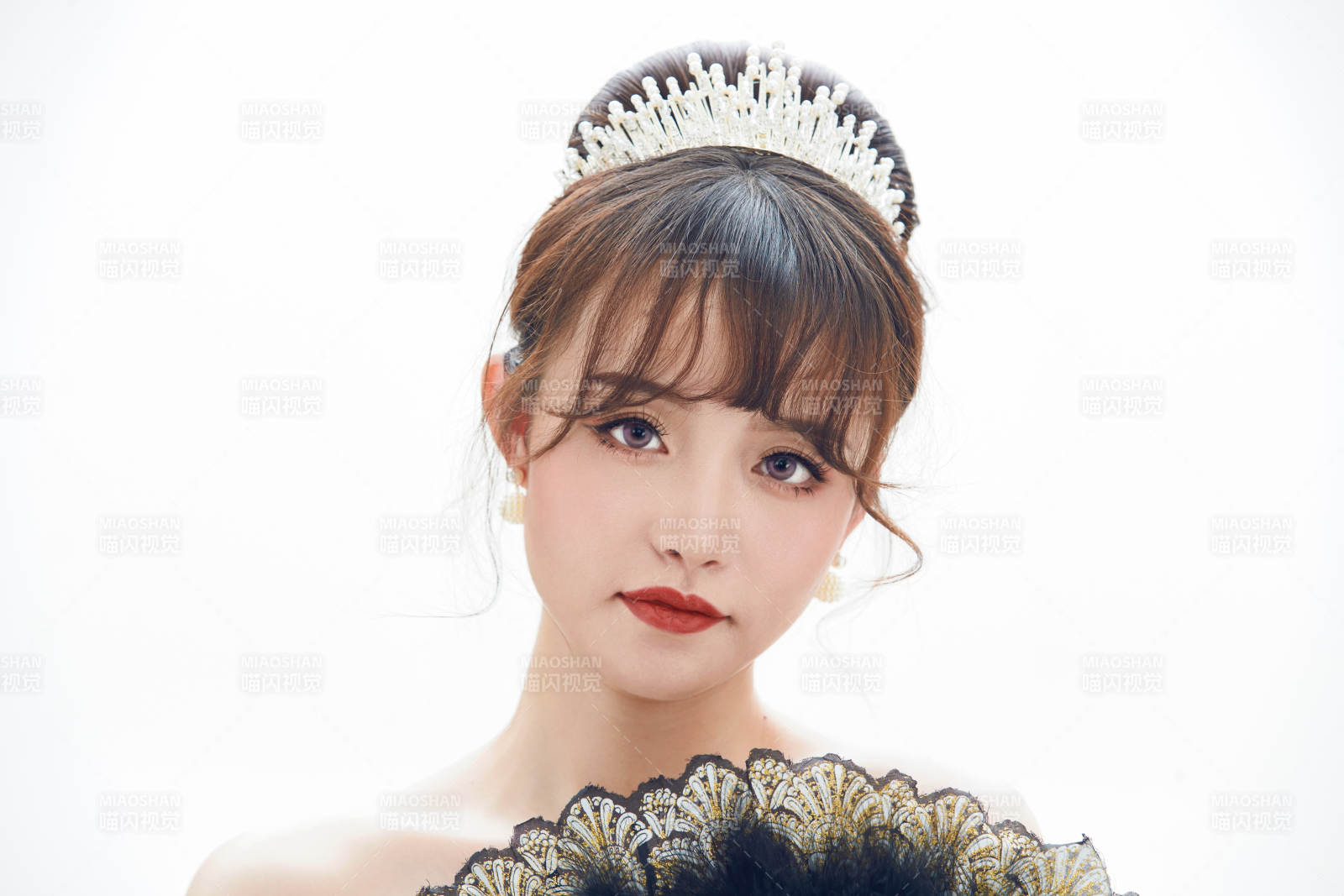 仿妆奥黛丽赫本风格妆容服饰的亚洲少女