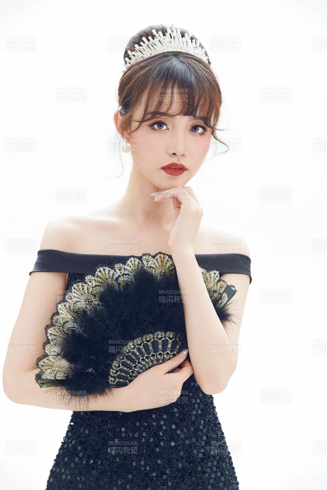 仿妆奥黛丽赫本风格妆容服饰的亚洲少女