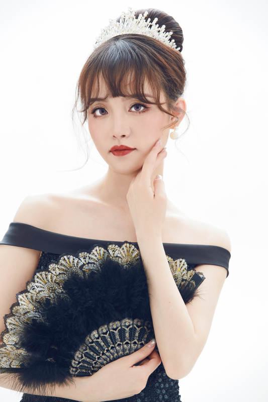 仿妆奥黛丽赫本风格妆容服饰的亚洲少女