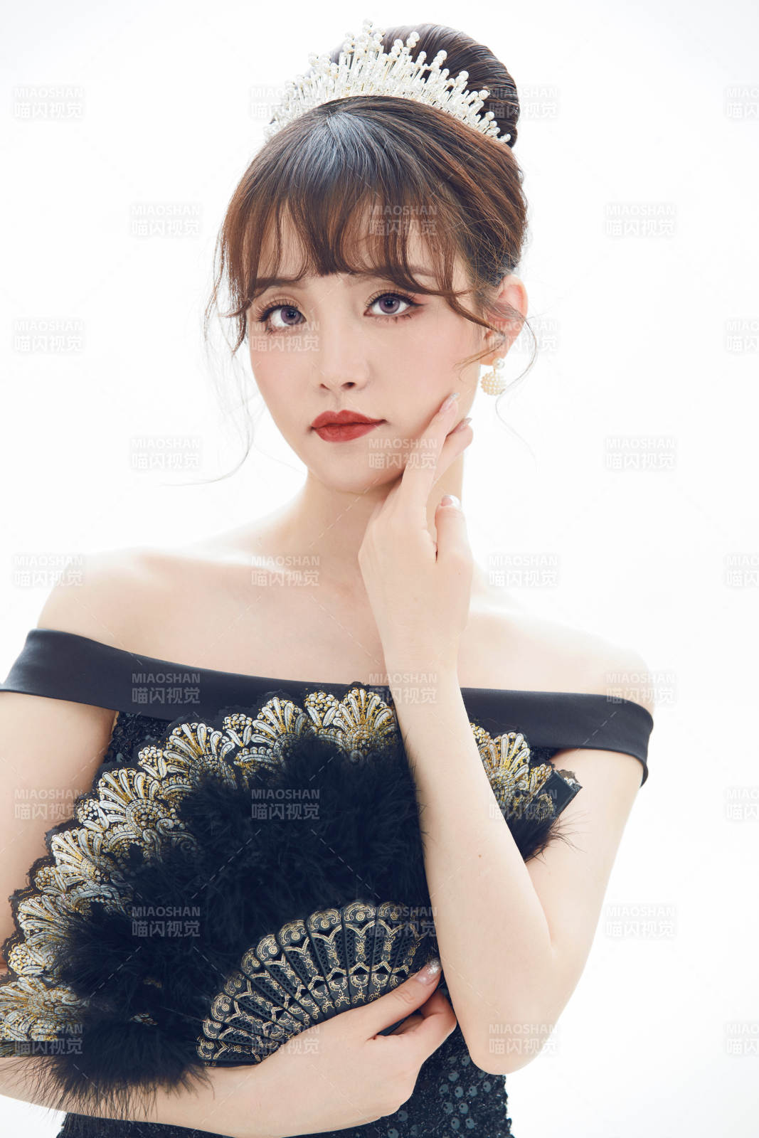 仿妆奥黛丽赫本风格妆容服饰的亚洲少女