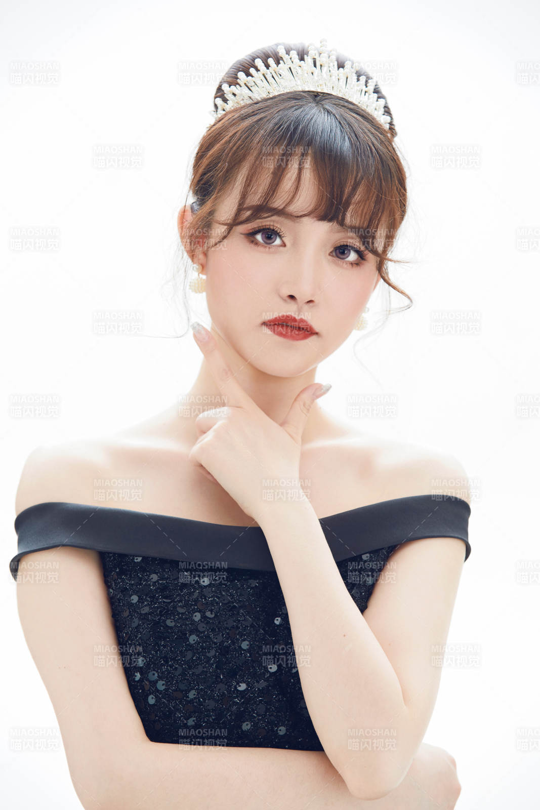 仿妆奥黛丽赫本风格妆容服饰的亚洲少女