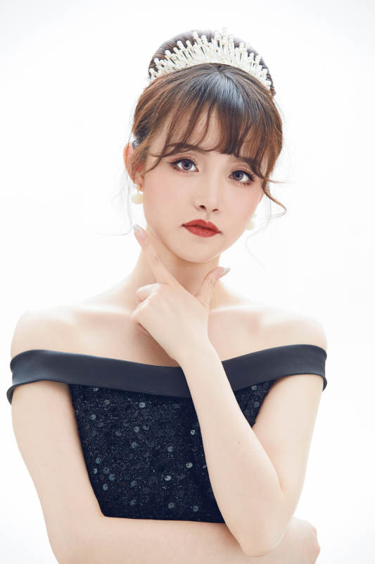 仿妆奥黛丽赫本风格妆容服饰的亚洲少女