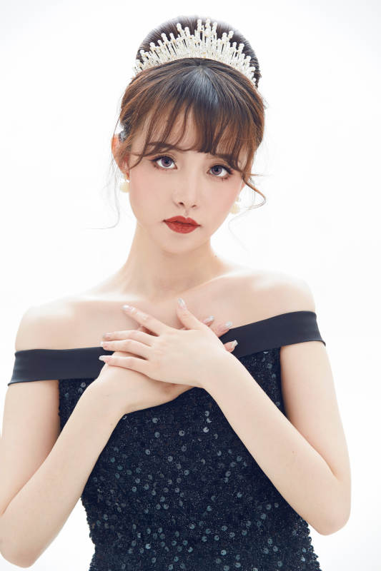 仿妆奥黛丽赫本风格妆容服饰的亚洲少女