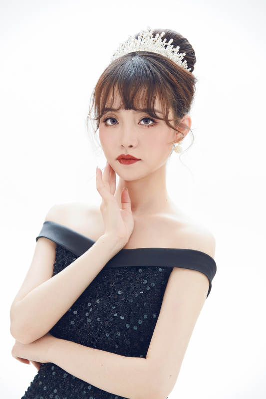 仿妆奥黛丽赫本风格妆容服饰的亚洲少女