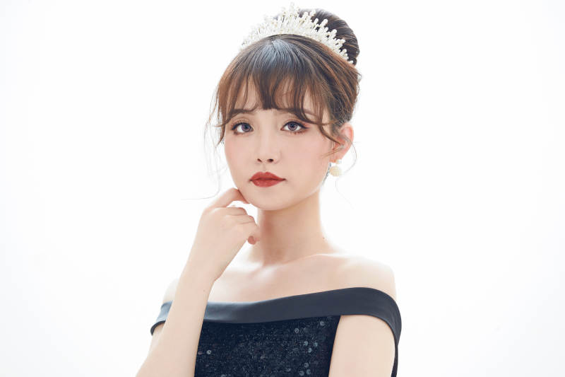 仿妝奧黛麗赫本風格妝容服飾的亞洲少女