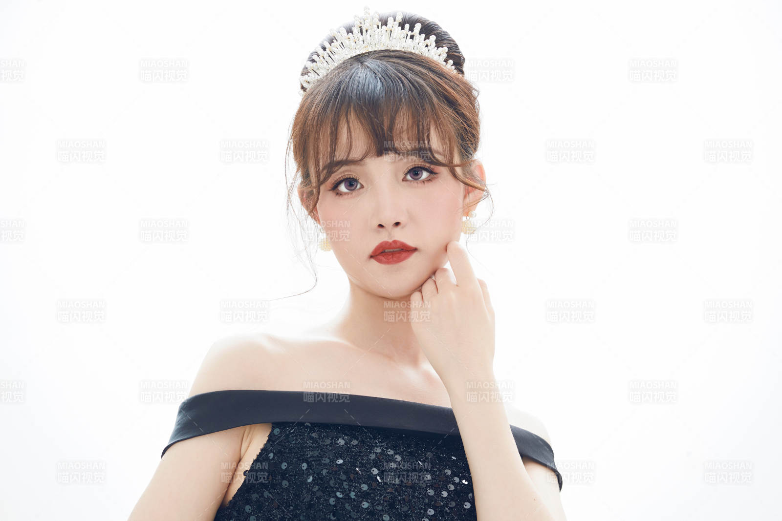 仿妝奧黛麗赫本風格妝容服飾的亞洲少女