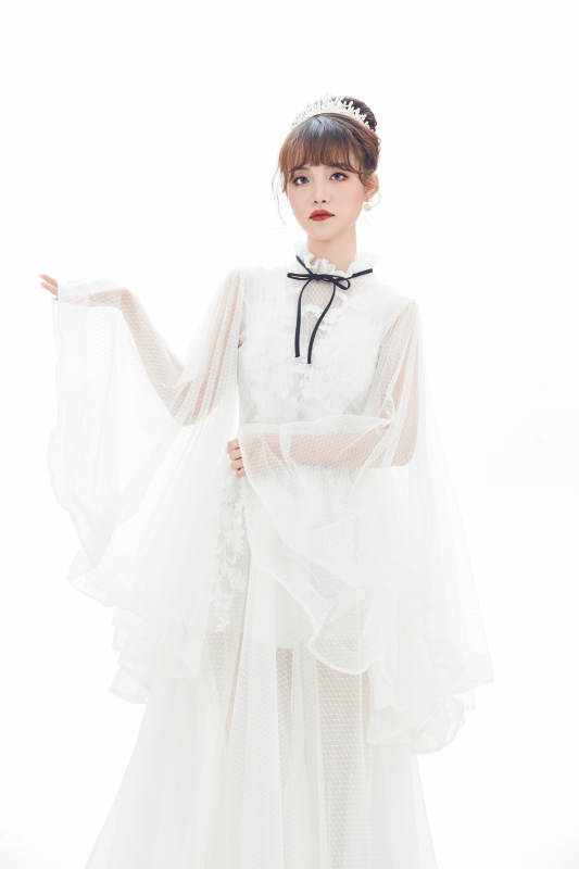 仿妆奥黛丽赫本风格妆容服饰的亚洲少女