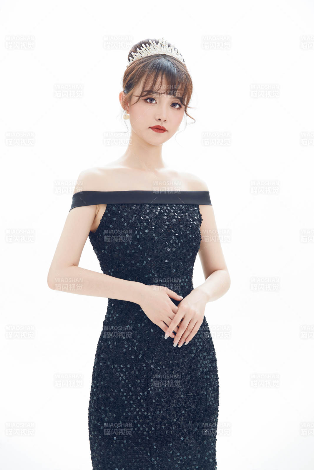 仿妆奥黛丽赫本风格妆容服饰的亚洲少女