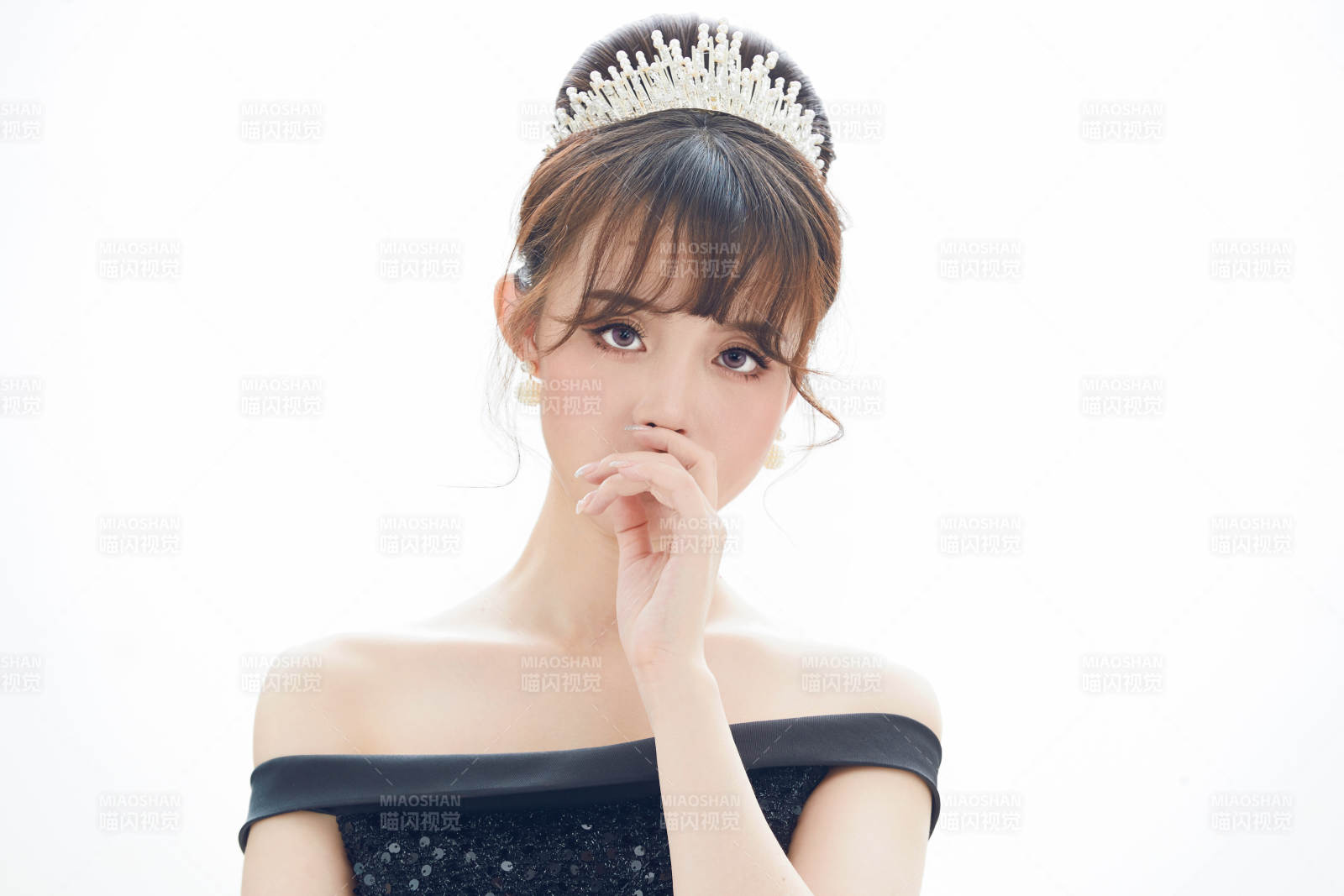 仿妆奥黛丽赫本风格妆容服饰的亚洲少女