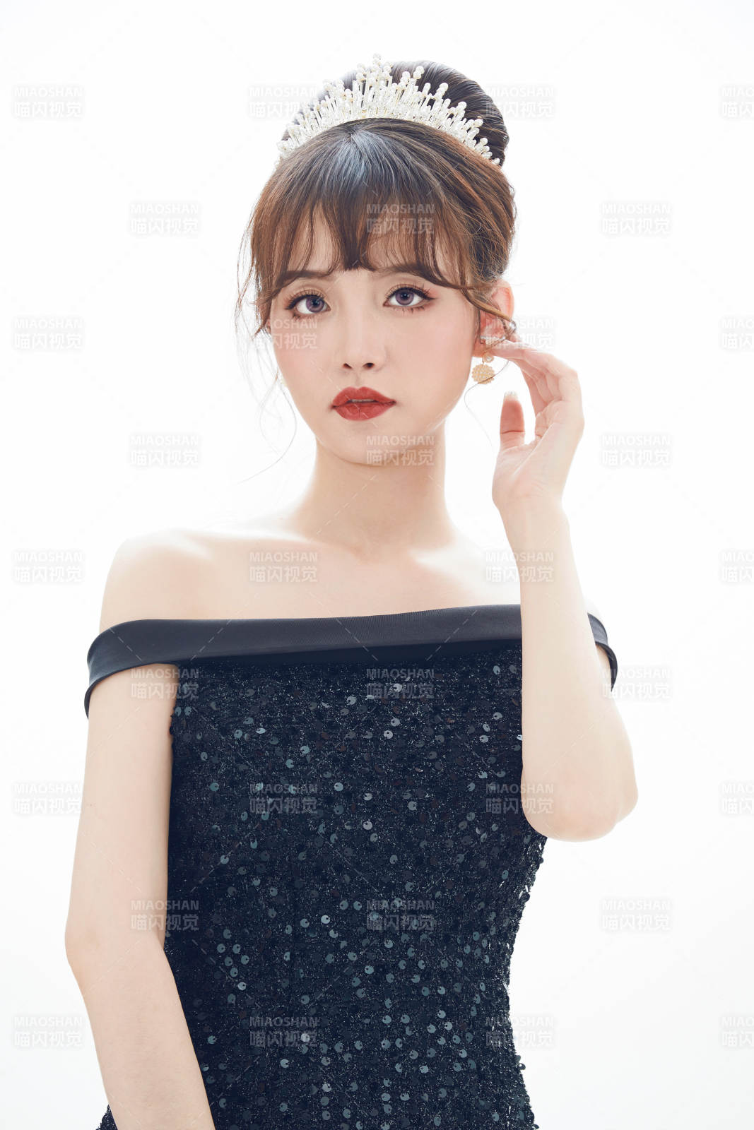 仿妝奧黛麗赫本風格妝容服飾的亞洲少女