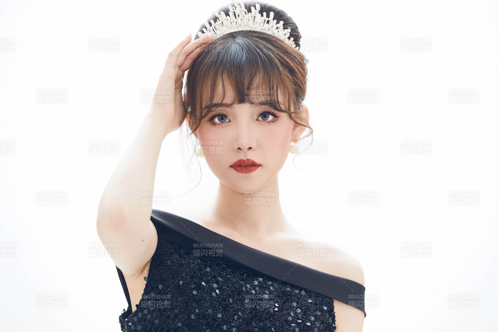 仿妆奥黛丽赫本风格妆容服饰的亚洲少女