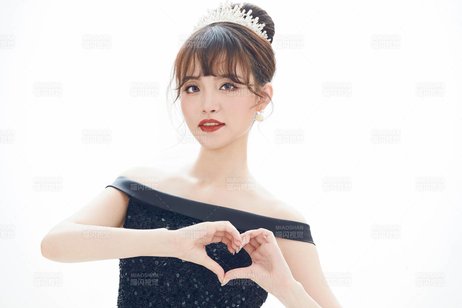 仿妆奥黛丽赫本风格妆容服饰的亚洲少女