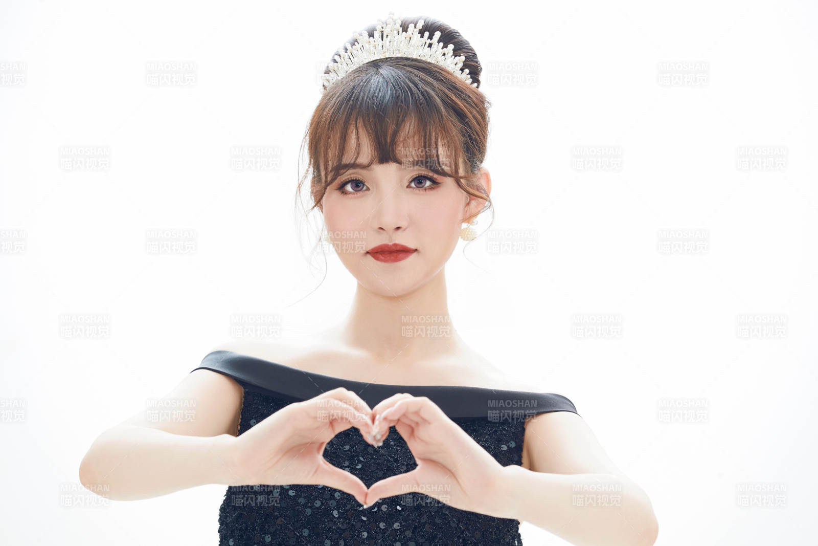 仿妆奥黛丽赫本风格妆容服饰的亚洲少女