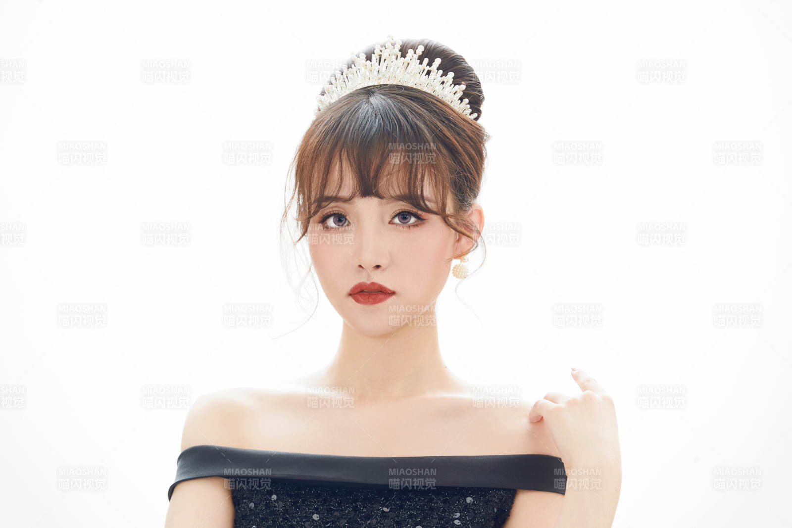 仿妆奥黛丽赫本风格妆容服饰的亚洲少女