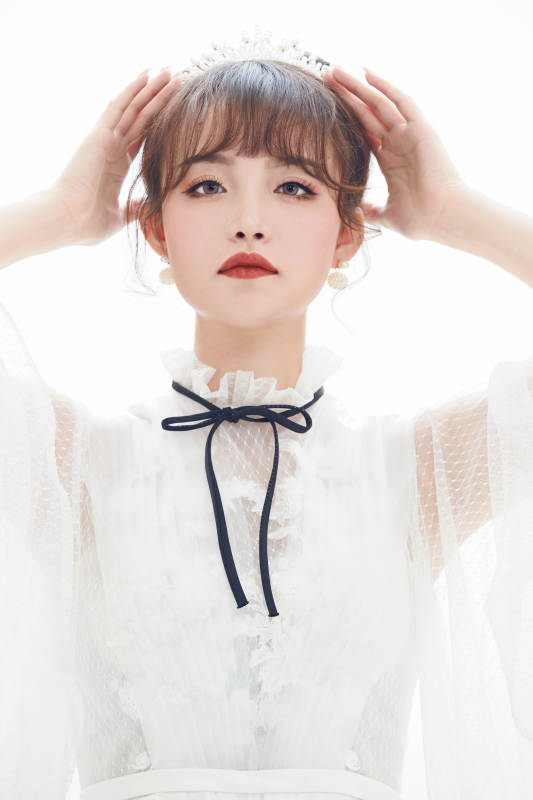 仿妆奥黛丽赫本风格妆容服饰的亚洲少女