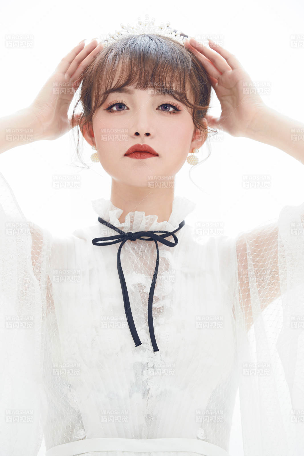 仿妆奥黛丽赫本风格妆容服饰的亚洲少女