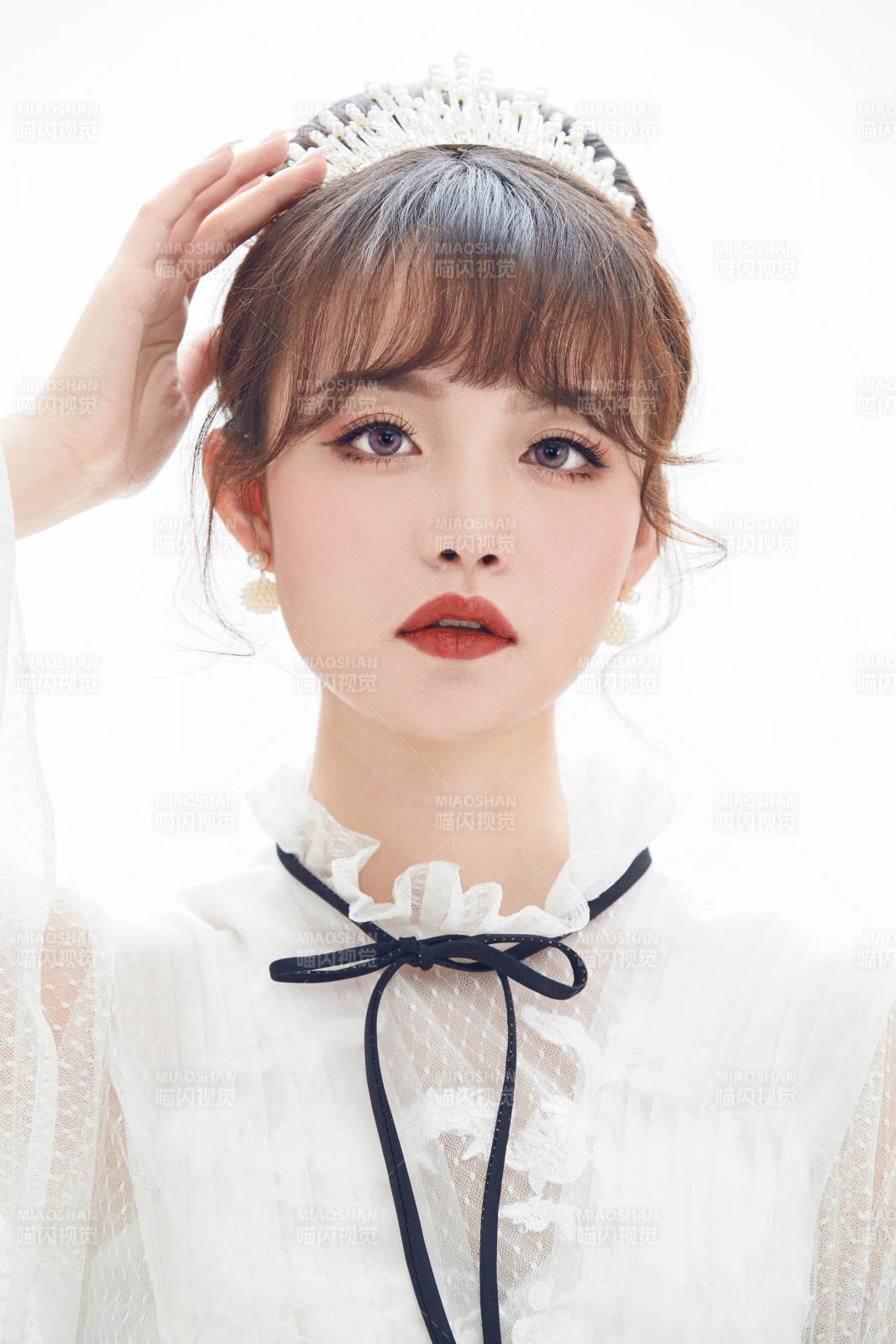 仿妆奥黛丽赫本风格妆容服饰的亚洲少女