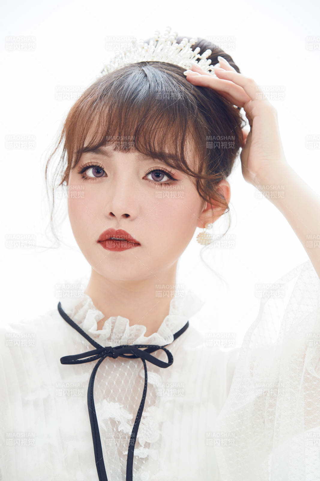 仿妆奥黛丽赫本风格妆容服饰的亚洲少女