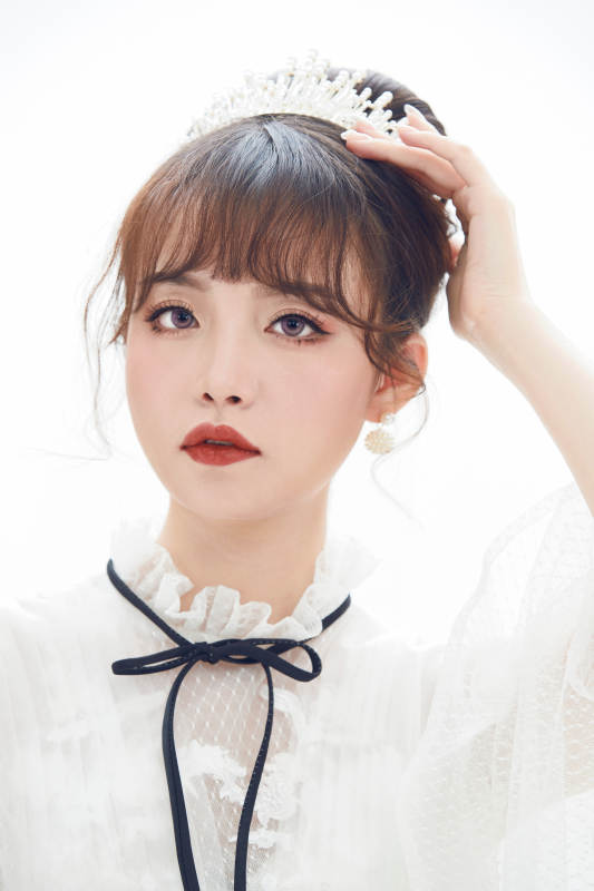 仿妆奥黛丽赫本风格妆容服饰的亚洲少女