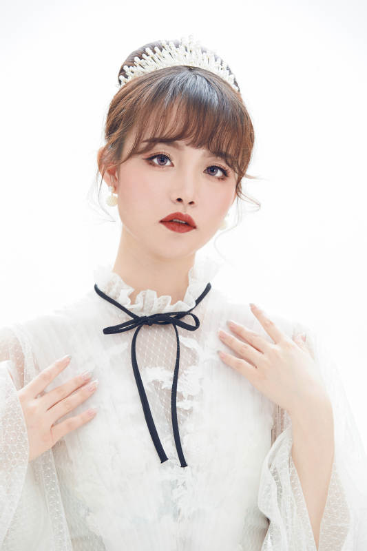 仿妆奥黛丽赫本风格妆容服饰的亚洲少女