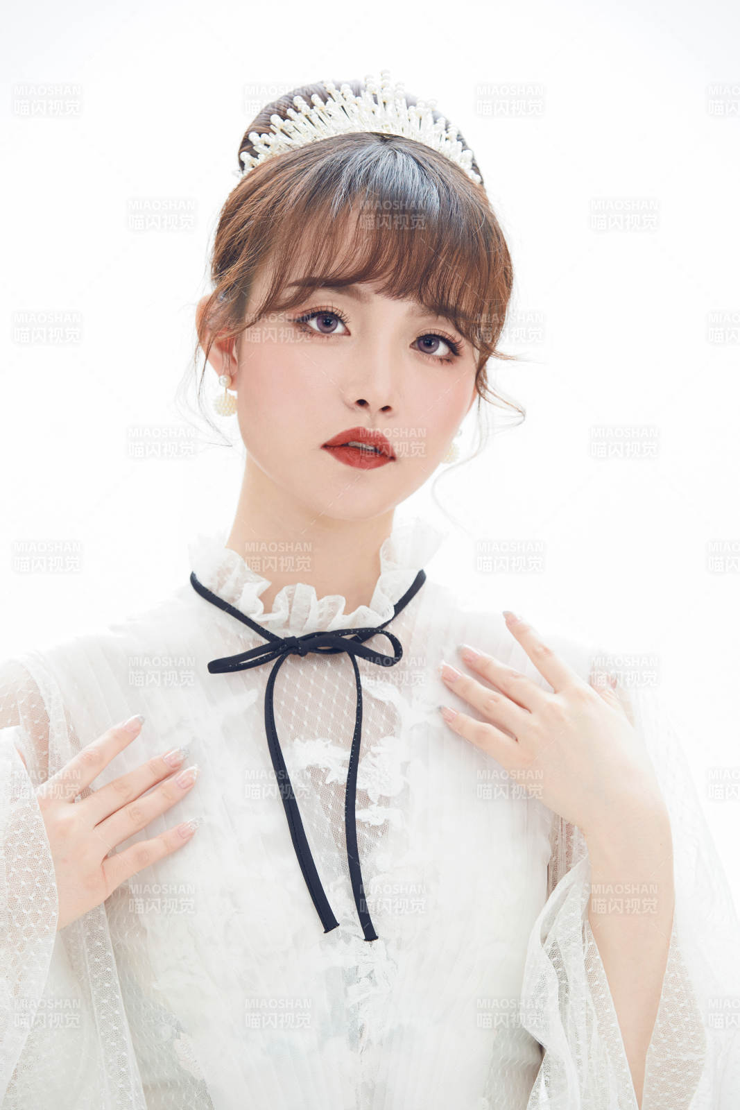 仿妆奥黛丽赫本风格妆容服饰的亚洲少女