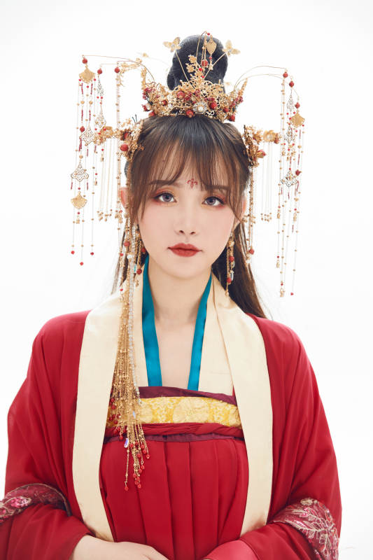 白色背景下身穿大唐风韵女性古装造型