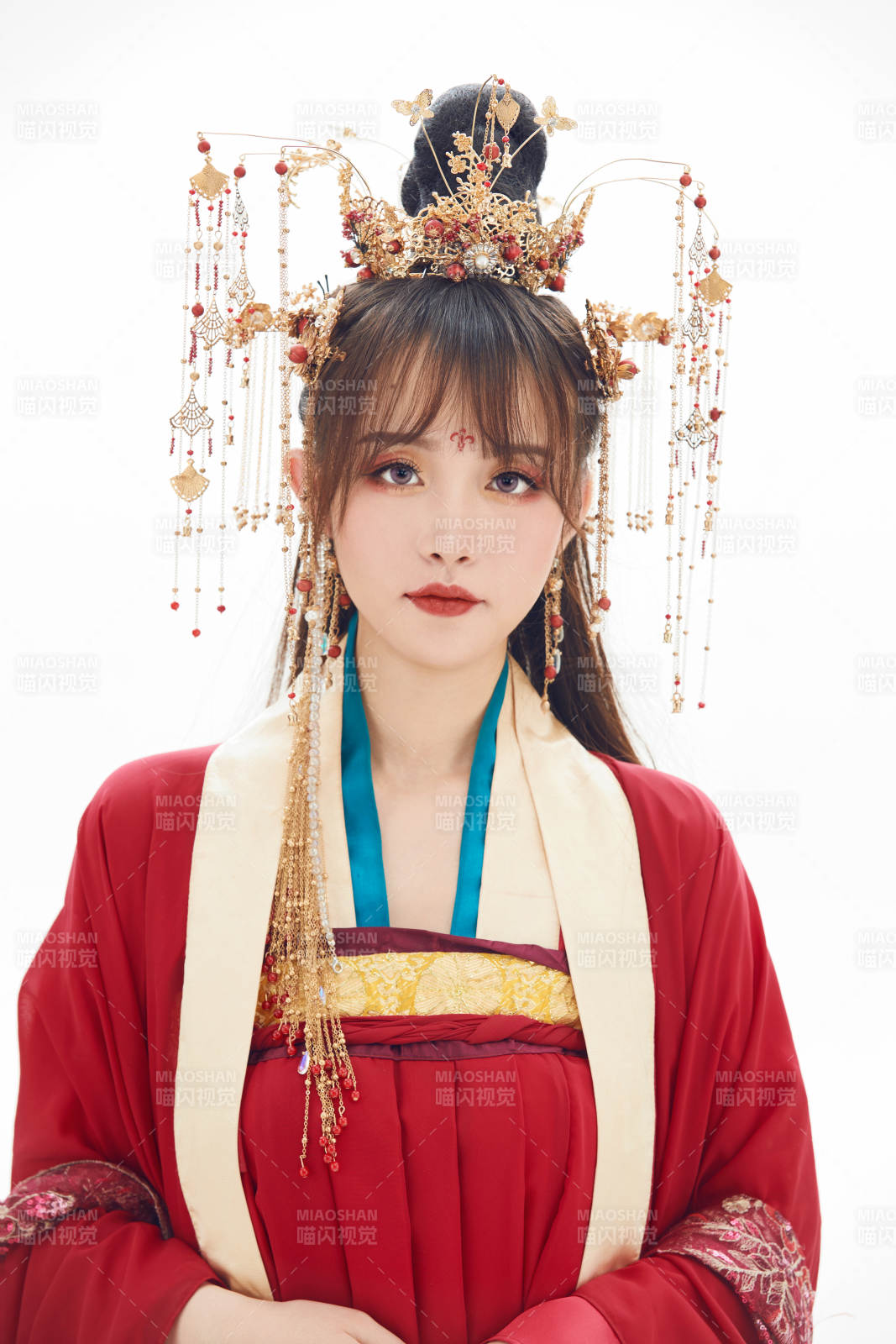 白色背景下身穿大唐风韵女性古装造型