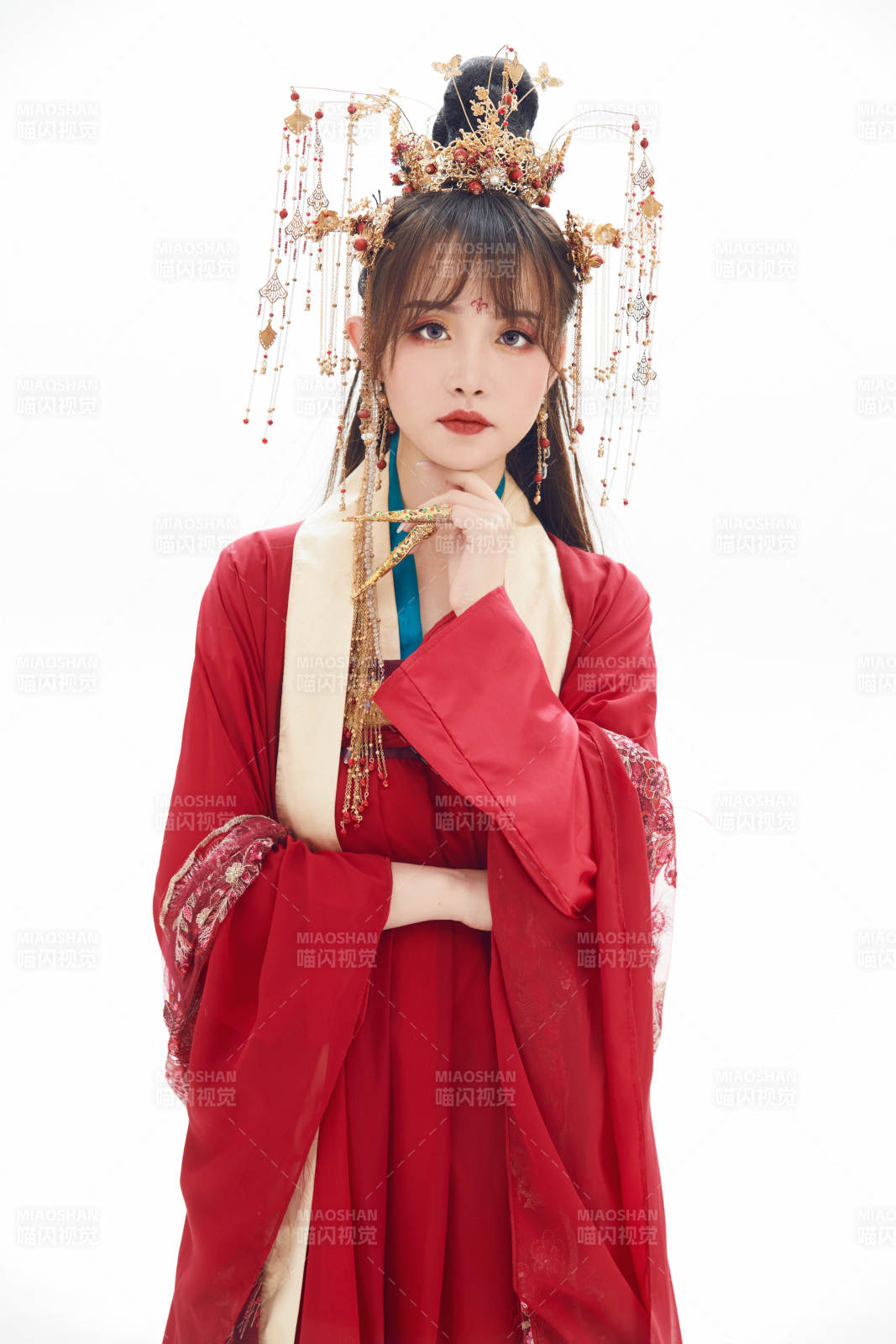 白色背景下身穿大唐風韻女性古裝造型