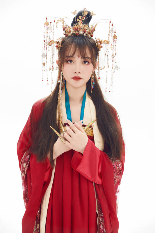 白色背景下身穿大唐風韻女性古裝造型