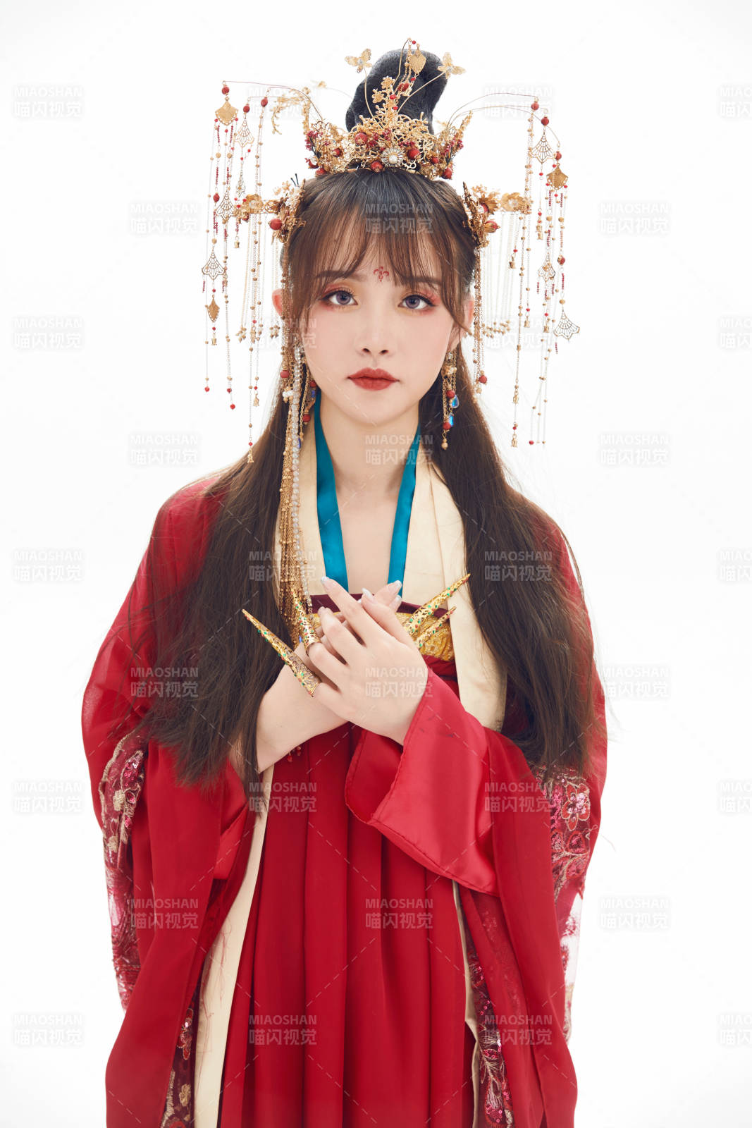 白色背景下身穿大唐風韻女性古裝造型