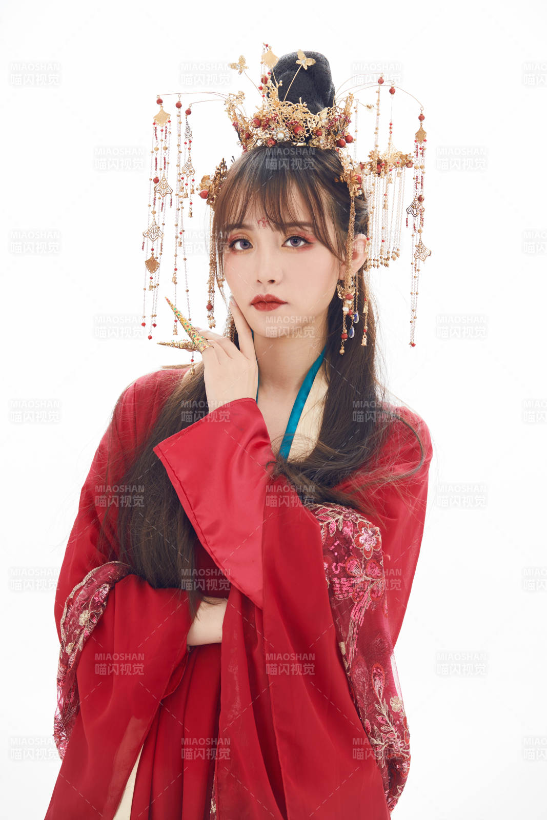 白色背景下身穿大唐风韵女性古装造型